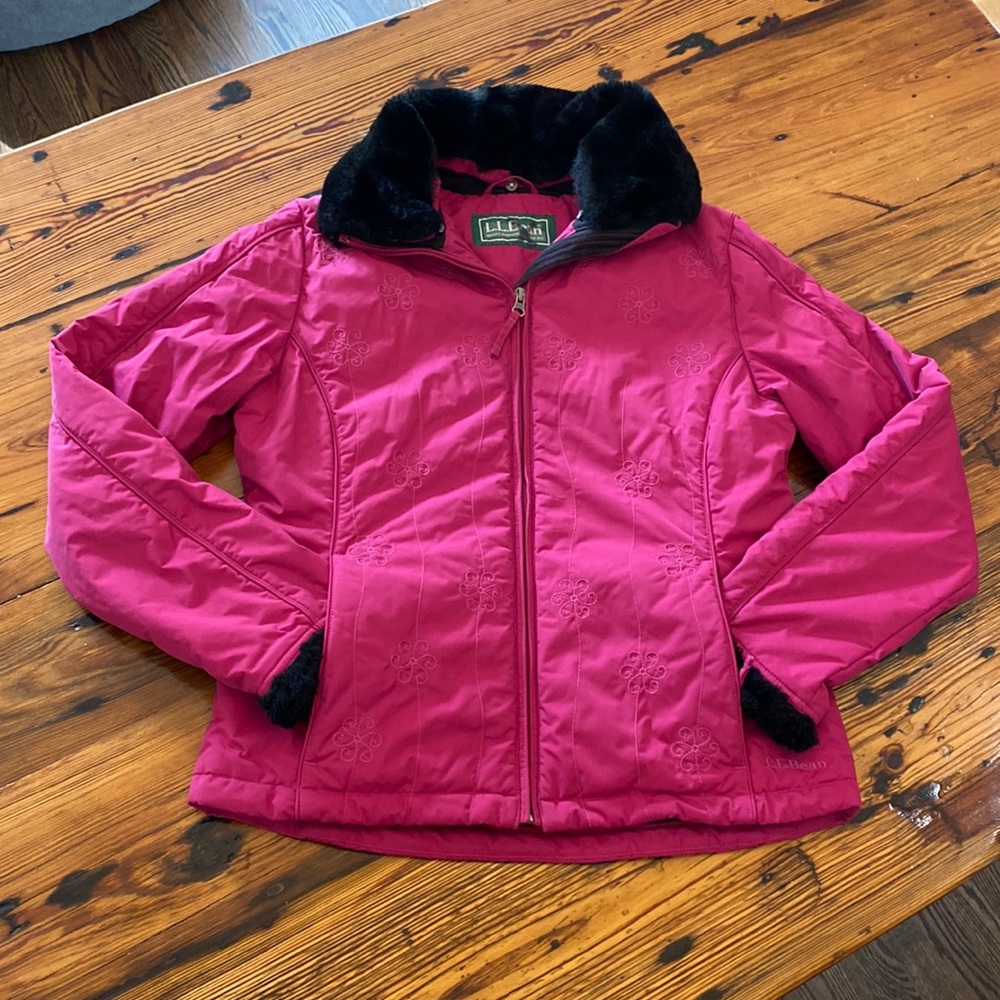 LL BEAN WOMENS SMALL FUCHSIA SKI JACKET SAMPLE. Worn a few times. Excellent!
